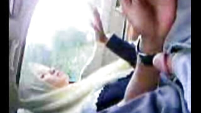 Jakość HD :  Czarny facet w czerwonej czapce delikatnie liże sex filmy z mamuskami białą cipkę, a potem pieprzy dziewczynę Adult XXX videos 