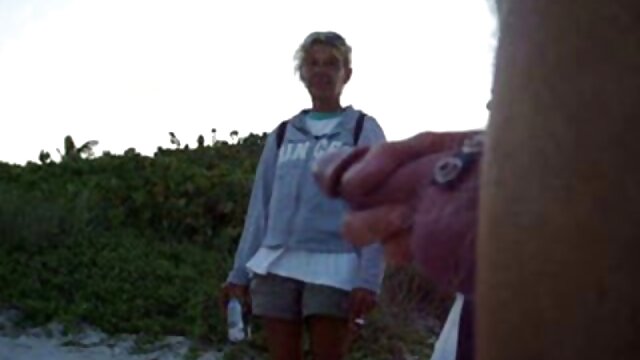 Jakość HD :  Słodka brunetka rozbiera się i rucha najlepsze filmy porno z mamuskami z sąsiadem Adult XXX videos 