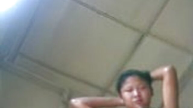 Jakość HD :  Foxy brunetka nastolatka błaga o filmiki porno z mamuśkami ruchanie na podłodze Adult XXX videos 