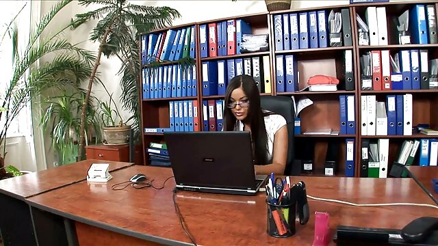 Jakość HD :  Blondynka darmowe filmy porno z mamuśkami zatrzymała samochód, żeby go wysadzić Adult XXX videos 