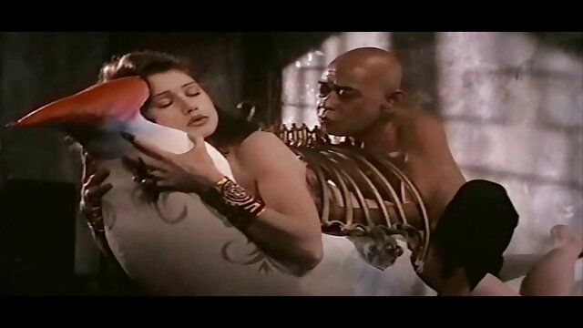 Jakość HD :  Seksowna dziewczyna jest zmęczona chłopakiem i zdradza go z mamuski za darmo masażystą Adult XXX videos 