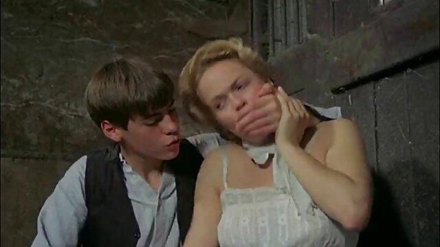 Jakość HD :  Urocza mała dziewczyna erotyka mamuski robi się niegrzeczna ze swoim przystojnym chłopakiem Adult XXX videos 