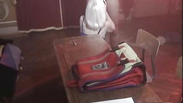 Jakość HD :  Dziewczyna daje loda do ostre porno z mamuśkami góry nogami leżąc na stole, a facet ją pieprzy Adult XXX videos 