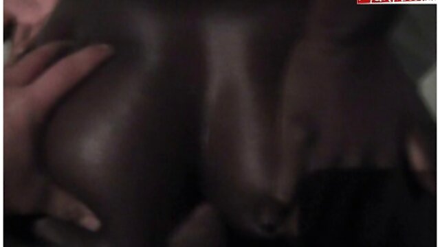 Jakość HD :  Blond mamuśka lubi sex filmiki z mamuskami nieplanowany romans z przystojnym sąsiadem Adult XXX videos 