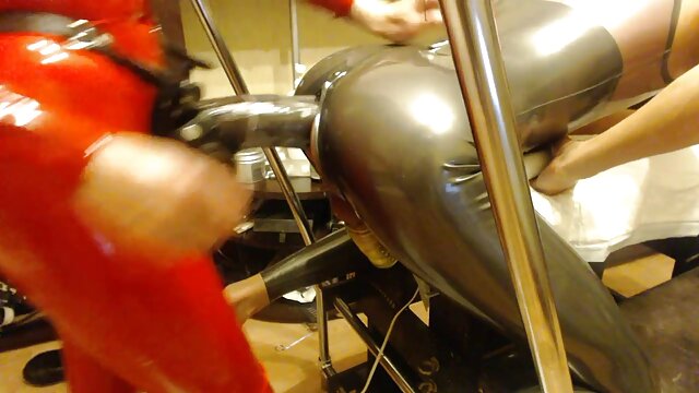 Jakość HD :  Urocza laska erotyka mamuski zawsze chciała spróbować grupowego seksu analnego Adult XXX videos 