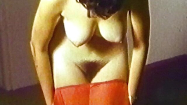 Jakość HD :  Dziewczyna zwabiła mężczyznę aparatem do pustego mamuski sex filmiki pokoju i ssała za gotówkę Adult XXX videos 