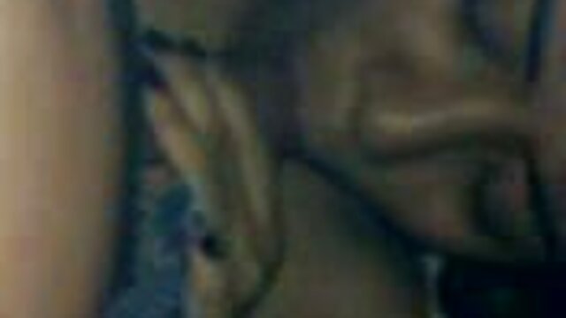 Jakość HD :  Brunetka pochyla się, by przyjąć tego wielkiego free sex mamuski dziobaka Adult XXX videos 