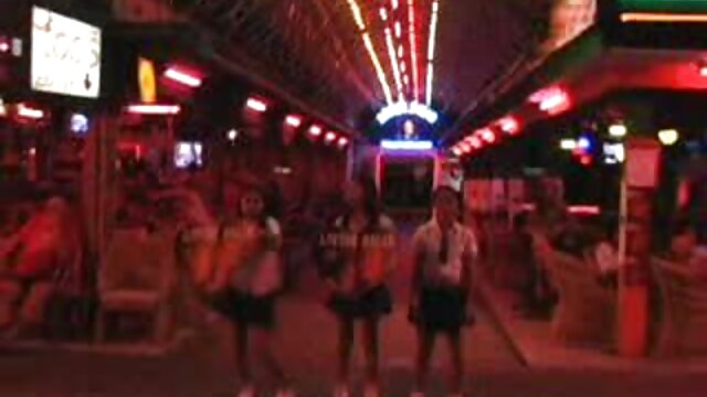 Jakość HD :  Szczęściarz filmy erotyczne mamuśki próbuje zadowolić dwie podniecone nierządnice Adult XXX videos 