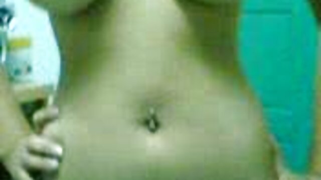 Jakość HD :  Drobna brunetka cutie sex filmy mamuśki zostaje staranowana przez europejskiego ogiera Adult XXX videos 